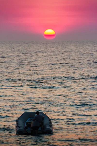 Beau Coucher Soleil Sur Mer Avec Soleil Orange Rond Lumineux — Photo