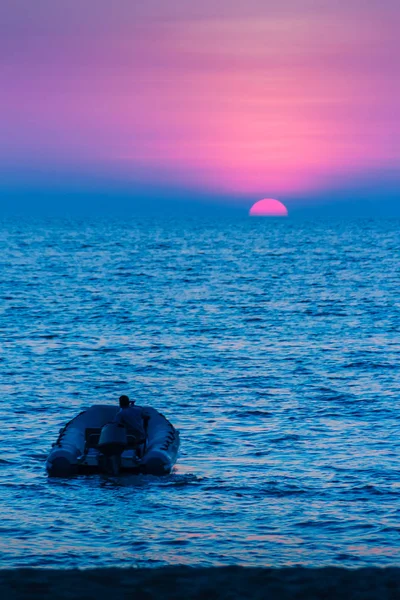 Beau Coucher Soleil Sur Mer Avec Soleil Orange Rond Lumineux — Photo