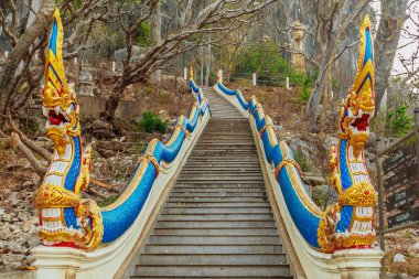 Güzel naga tapınak dağlarda lider merdivenlerde baş heykel