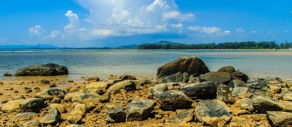 Rock Piękne Kamienie Plaży Gdy Morze Woda Cofnęła Się Dramatyczne — Zdjęcie stockowe