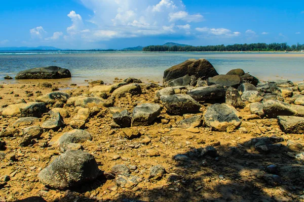 海滩上的美丽石头当海水退去的时候 阴天的蓝天背景 — 图库照片