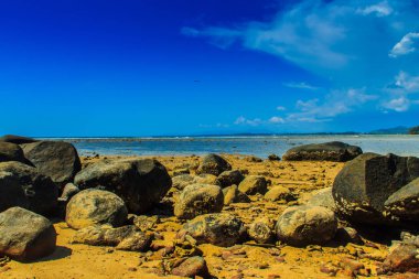 Sahilde deniz suyu wi gerilemiştir zaman güzel kaya taşları