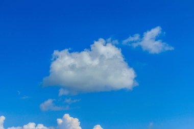 Açık mavi gökyüzü ile beyaz bulutlar. Bulutsuz gökyüzünde. Bir bulut ile mavi gökyüzü görünümü gündüz ıssız boş hava temiz gizlenmiş.