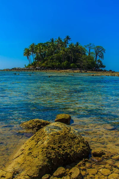 Rock Plaj Deniz Suyu Mavi Gökyüzü Bulutlu Gün Arka Plan — Stok fotoğraf