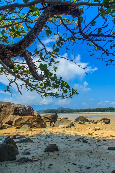 Prachtige rots stenen op het strand als het zeewater wi verdween — Stockfoto