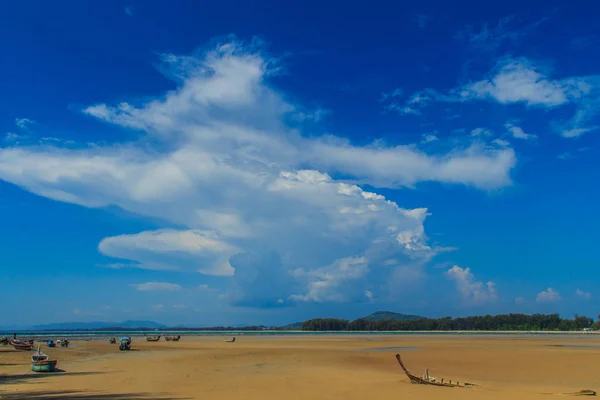 在多云的天背景下 在蓝色的天空下埋在沙滩上的老沉船渔船 — 图库照片