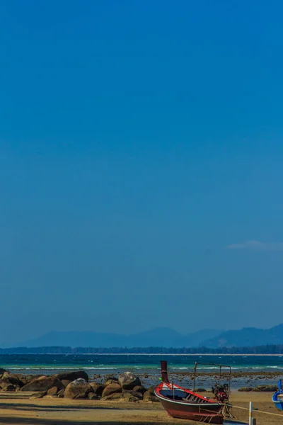 釣り船を t で青空をバックにビーチの駐車場 — ストック写真