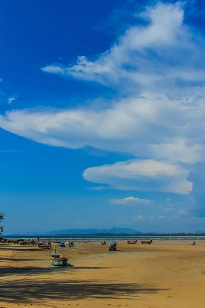 Fischerboote parken am Strand mit blauem Himmel Hintergrund in t — Stockfoto