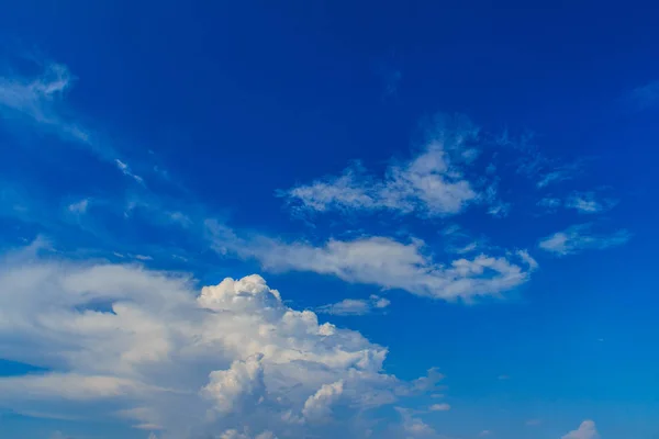 Céu Azul Claro Com Nuvens Brancas Céu Sem Nuvens Céu — Fotografia de Stock