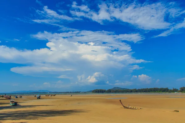 Oude wrak vissersboot begraven in het zand met blauwe lucht op wolk — Stockfoto