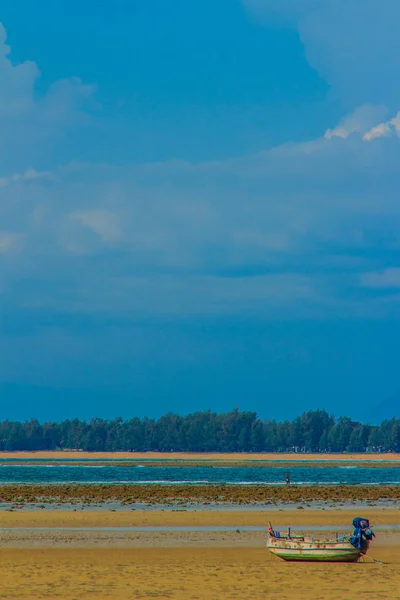 Fischerboote Parken Strand Mit Blauem Himmel Hintergrund Den Bewölkten Tag — Stockfoto