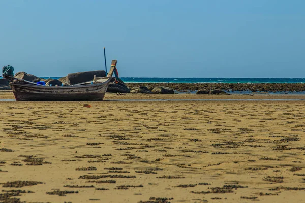 Парковка Рыбацких Лодок Пляже Голубым Небом Пасмурный День — стоковое фото