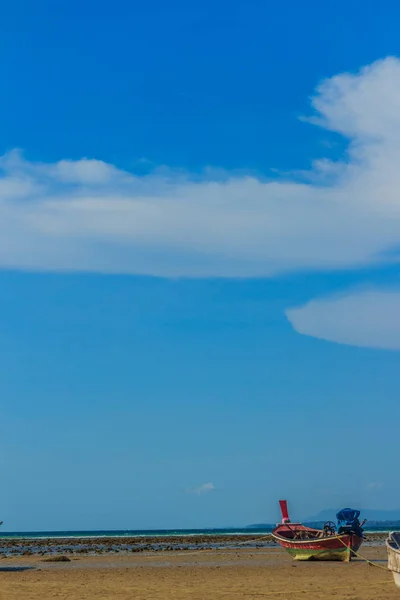 在多云的日子里 渔船停泊在沙滩上 有蓝天背景 — 图库照片