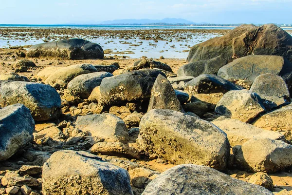 Schöne Felssteine Strand Als Das Meerwasser Bewölkten Tag Mit Dramatischem — Stockfoto
