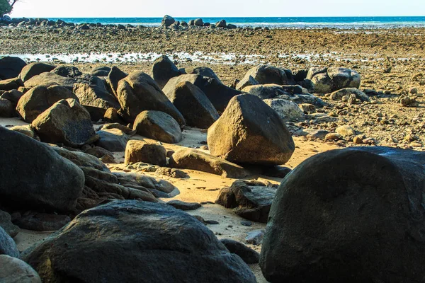 Schöne Felssteine am Strand, als das Meerwasser zurückging — Stockfoto