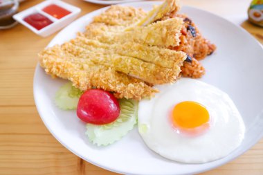 Amerikan Fried Rice ketçap heyecan petrol yerine tereyağı ile karıştırın kızarmış pilav olduğunu. Her zaman kuru üzüm koymak. Fıstık kızarmış tavuk tavuk, kızarmış tavuk, sosis, jambon ve kızarmış yumurta olabilir.