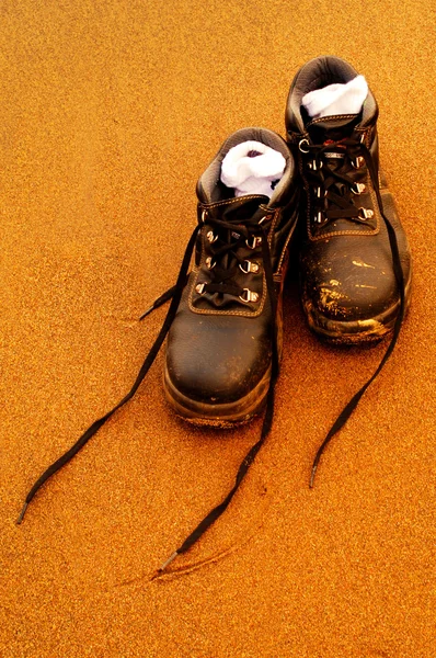 Egy pár cipő homokban — Stock Fotó