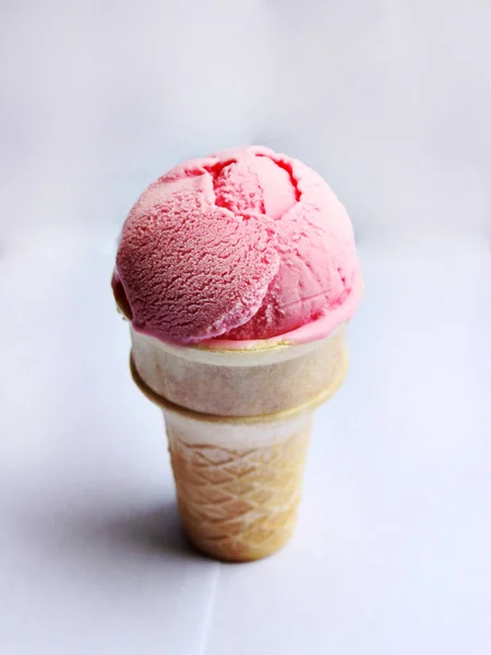 Strawberry ice cream — Stock Photo, Image