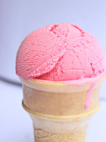ไอศกรีมสตรอเบอร์รี่ — ภาพถ่ายสต็อก