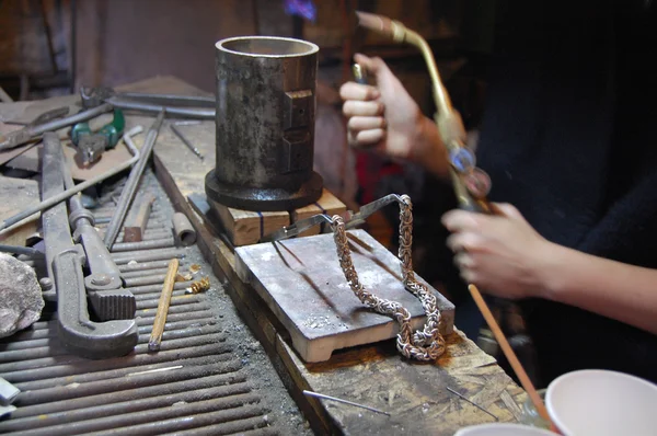 Jeweller making silver chain — Stock Photo, Image