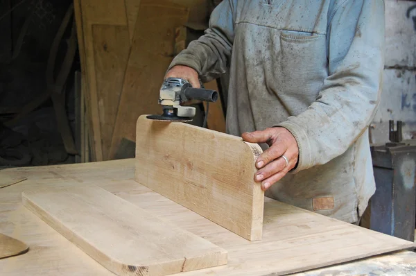 Carpenter polishing a wooden surface, hand and electrical polisher, sanding a plate, polishing wood — Stock Photo, Image