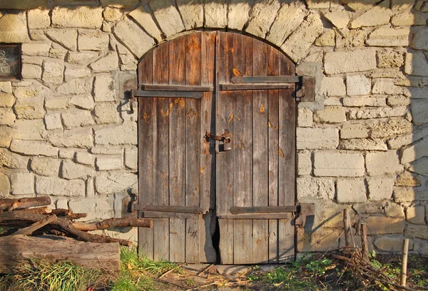 Vieille surface grise avec portes au soleil — Photo