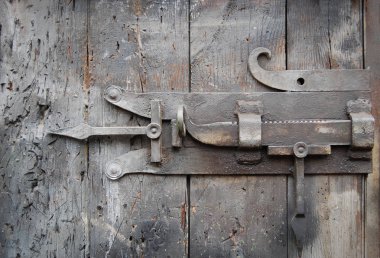 Büyük metal koyu ahşap kapı kilidi