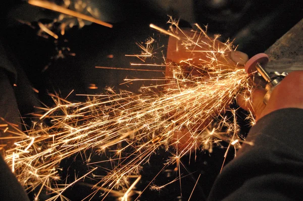 Forgeron meulage détail à son atelier. Image pleine d'étincelles — Photo