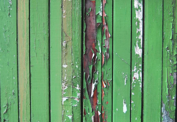 Vecchio recinto di legno verde. sfondo palizzata di legno. trama tavole. verde — Foto Stock