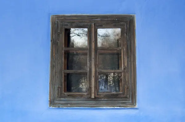 Vieja ventana de la casa sobre fondo de pared colorido azul . — Foto de Stock