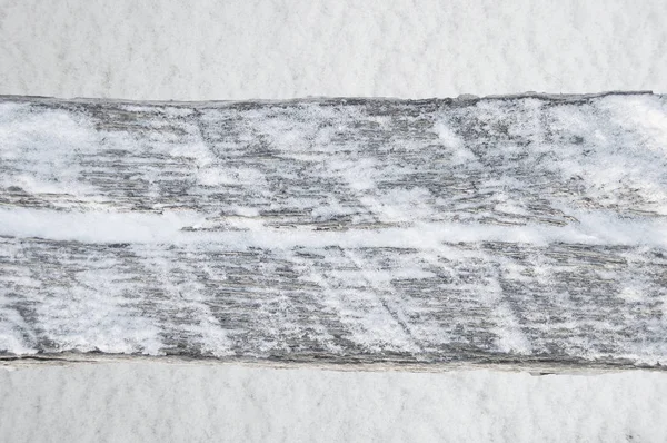 Drewniane tekstury. Vintage wyblakły podłoże deski w śniegu. — Zdjęcie stockowe