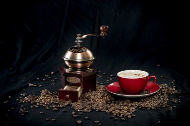 Kahve değirmeni ve kahve çekirdekleri
