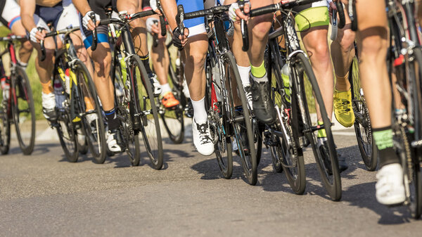 Beine von Radfahrern im Wettkampf