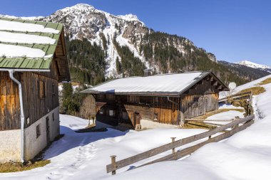 Holzhaus in den verschneiten Allgaeuer Alpen