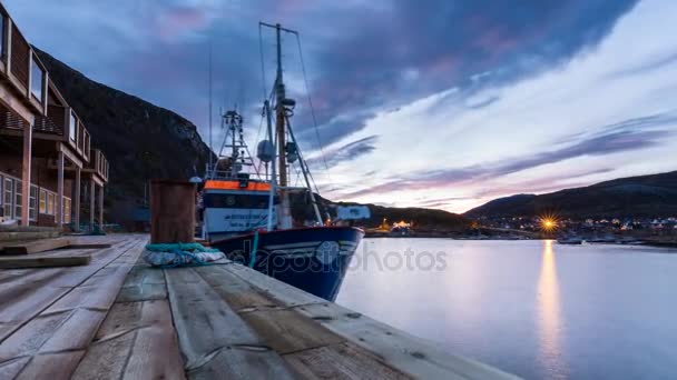 Πλοίο σε ένα λιμάνι στη Νορβηγία — Αρχείο Βίντεο