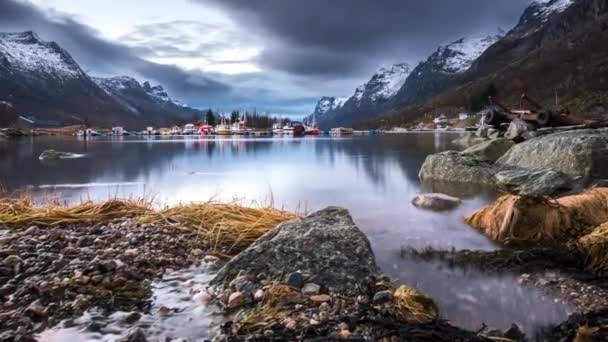 Wolken in einem Fjord in Norwegen im Zeitraffer — Stockvideo