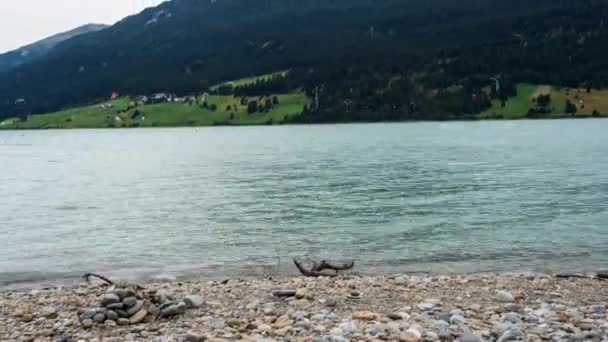 Kitesurfer am Reschensee im Zeitraffer — стокове відео