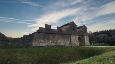 Wolken am Limeskastell im Zeitraffer