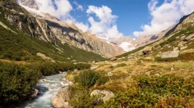 chelenalptal İsviçre Alpleri'nde Damasreuss nehirde Timelapse