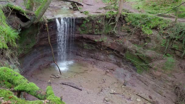 Vattenfall i dalen Hoerschbach i Tyskland — Stockvideo