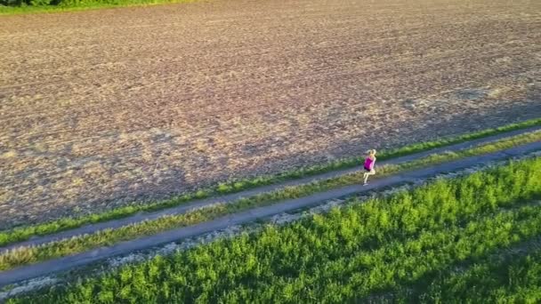 Joggerin im Luftbild — Stockvideo