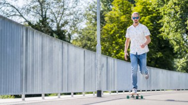 adam bir longboard ile buz pateni