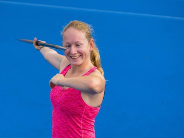 genç kadın cirit atmak Atletizm içinde