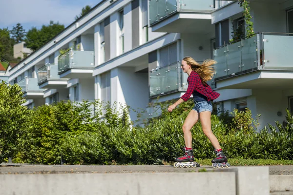 Jonge Vrouw Jaar Oud Met Inline Rolschaatsen Een Stedelijk Gebied — Stockfoto