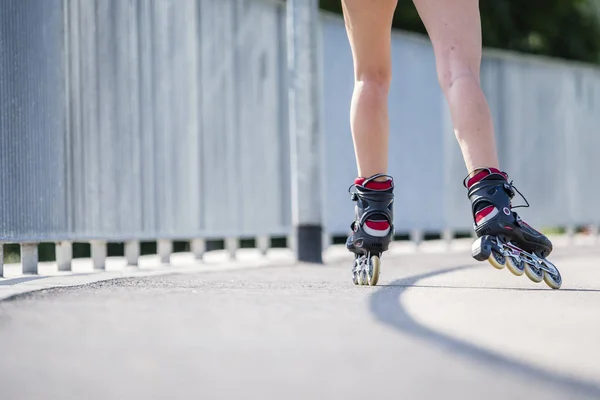 Mujer Joven Años Con Patines Línea Una Zona Urbana — Foto de Stock