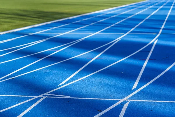 Blaue Tartanbahn Leichtathletikstadion — Stockfoto