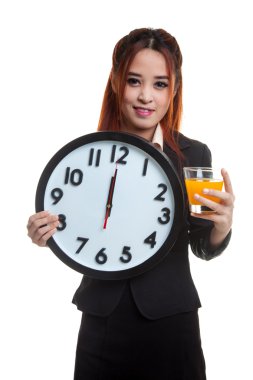 Asyalı kadın saati içki portakal suyu ile.