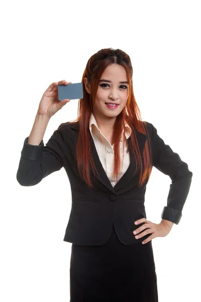 Junge asiatische Geschäftsfrau lächelt mit einer leeren Karte. — Stockfoto