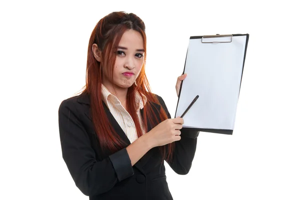 不开心的亚洲业务的女人用笔指向剪贴板. — 图库照片