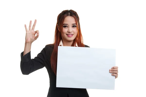 Jonge Aziatische zakenvrouw Toon Ok met witte leeg bord. — Stockfoto